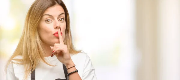 Dueña Tienda Mujer Con Delantal Con Dedo Índice Los Labios —  Fotos de Stock