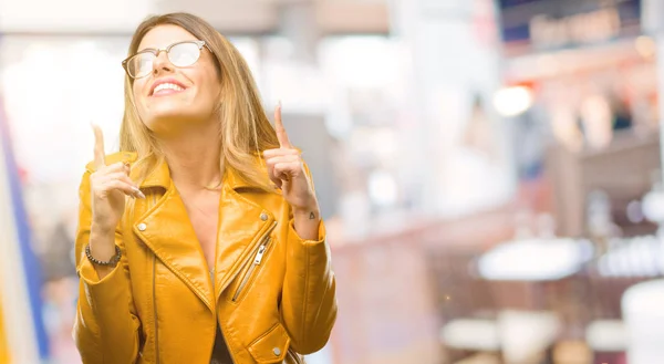 Hermosa Joven Feliz Sorprendida Animando Expresando Wow Gesto Apuntando Hacia —  Fotos de Stock