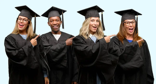 Concepto Educación Mujer Graduada Universitaria Grupo Hombres Señalando Lado Con — Foto de Stock