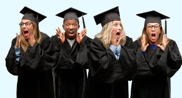 Oktatási Koncepció Egyetemi Diplomás Férfi Csoport Stresszes Vezetése Keze Fején — Stock Fotó