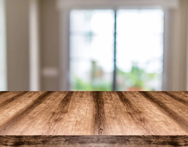 Ahşap boş masa kurulu önünde arka plan bulanık. Görüntülemek için kullanılan veya herhangi bir ürün montaj. Ürün görüntüleme için alay.