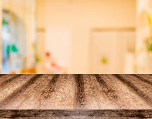 Ahşap boş masa kurulu önünde arka plan bulanık. Görüntülemek için kullanılan veya herhangi bir ürün montaj. Ürün görüntüleme için alay.