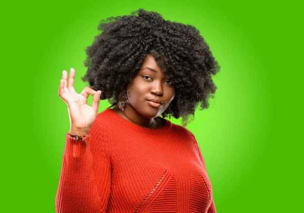Schöne Afrikanische Frau Tut Zeichen Mit Der Hand Genehmigen Geste — Stockfoto