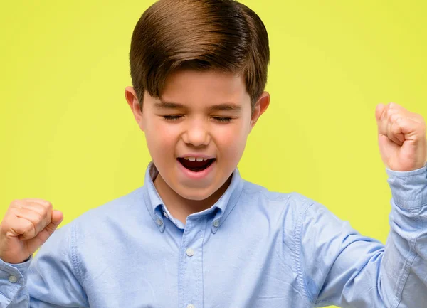 Bonito Criança Com Olhos Verdes Feliz Animado Expressando Gesto Vencedor — Fotografia de Stock