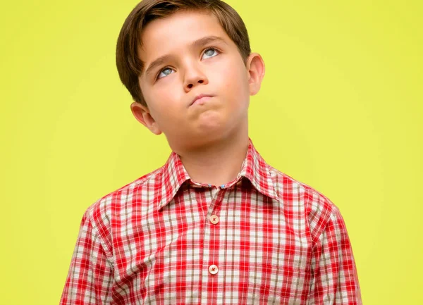 Bonito Criança Com Olhos Verdes Dúvida Expressão Confundir Maravilha Conceito — Fotografia de Stock