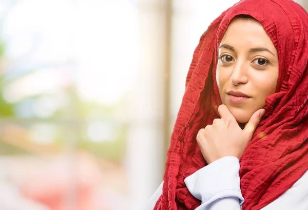 Αραβικά Γυναίκα Φοράει Μαντίλα Σκέψης Στοχαστικό Έξυπνο Πρόσωπο — Φωτογραφία Αρχείου