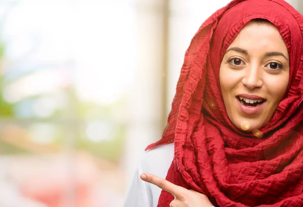Młoda Kobieta Arabska Noszenie Hidżabu Wskazując Drogi Boczne Palca — Zdjęcie stockowe