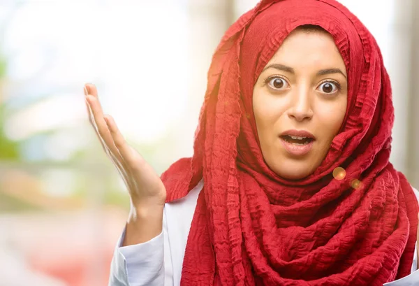 Mutlu ve ifade wow jest tezahürat hijab giyen genç Arap kadın