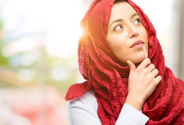 Young Arab Woman Wearing Hijab Thinking Looking Expressing Doubt Wonder — Stock Photo, Image