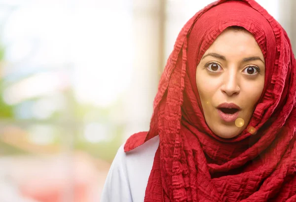 Junge Arabische Frau Hijab Erschrocken Drückt Panik Und Angst Aus — Stockfoto