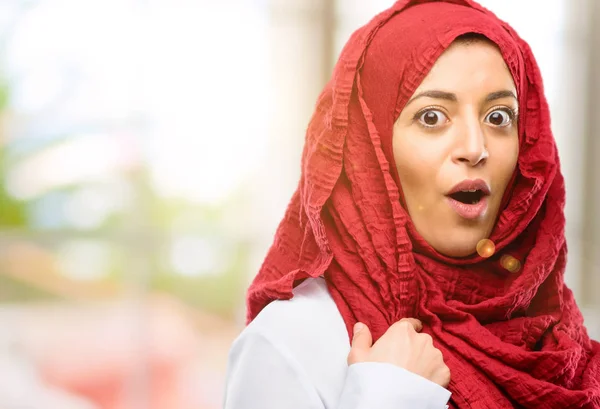 Молодая Арабская Женщина Носящая Хиджаб Счастлива Удивлена Приветствием Выражающим Вау — стоковое фото