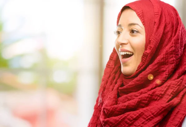 Junge Arabische Frau Hijab Glücklich Und Überrascht Jubelnd Mit Wow — Stockfoto