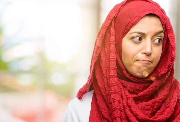 Genç Arap kadın giyiyor hijab şüphe ifade, şaşırtmak ve kavramı, belirsiz gelecek merak ediyorum