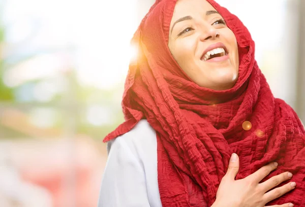 Młoda Kobieta Arabska Noszenie Hidżabu Pewnie Szczęśliwie Duży Naturalny Uśmiech — Zdjęcie stockowe
