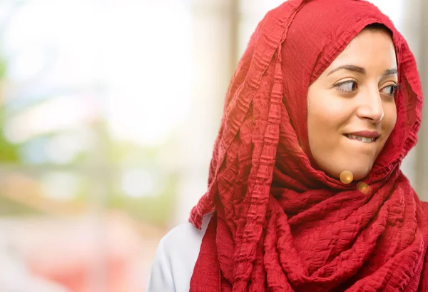Молодая Арабская Женщина Носит Хиджаб Уверенный Счастливый Большой Естественной Улыбкой — стоковое фото