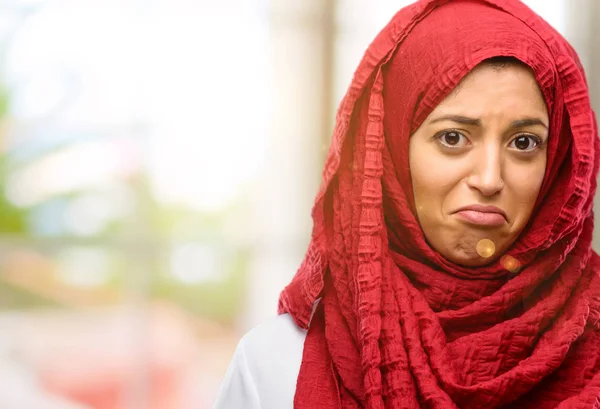 Üzgün ve üzgün ifadeyle, mutsuz hijab giyen genç Arap kadın