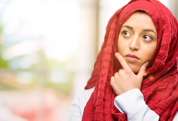 Mladá Arabská Žena Nosí Hidžáb Pochybnosti Výraz Mást Zvědavý Koncepce — Stock fotografie