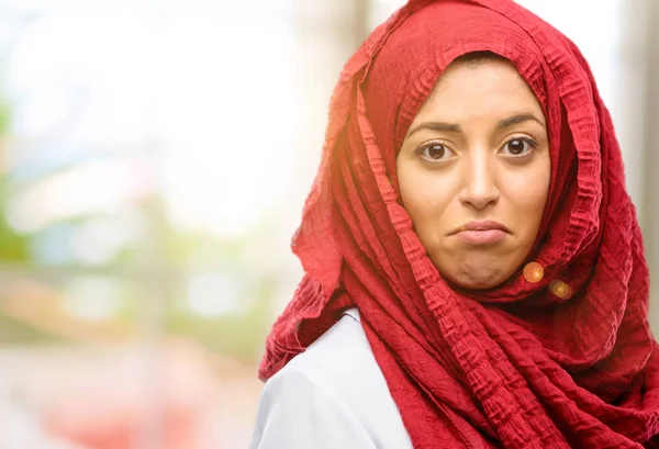 Üzgün ve üzgün ifadeyle, mutsuz hijab giyen genç Arap kadın