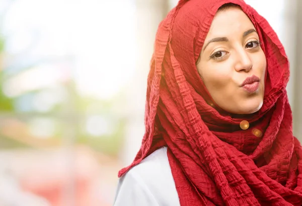 Молода Арабська Жінка Хіджабі Виражає Любов Дме Поцілунок Камеру Фліртує — стокове фото