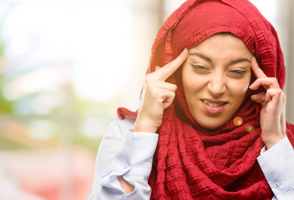 Genç Arap kadın giyiyor hijab şüphe ifade, şaşırtmak ve kavramı, belirsiz gelecek merak ediyorum