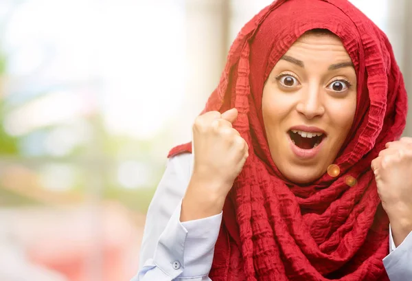 Giovane Araba Indossa Hijab Felice Eccitato Esprimendo Gesto Vincente Vittoria — Foto Stock