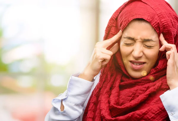 Genç Arap kadın giyiyor hijab şüphe ifade, şaşırtmak ve kavramı, belirsiz gelecek merak ediyorum
