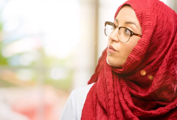 Молода Арабська Жінка Хіджабі Сумнівається Вираженні Заплутаності Дивуванні Концепції Невизначене — стокове фото