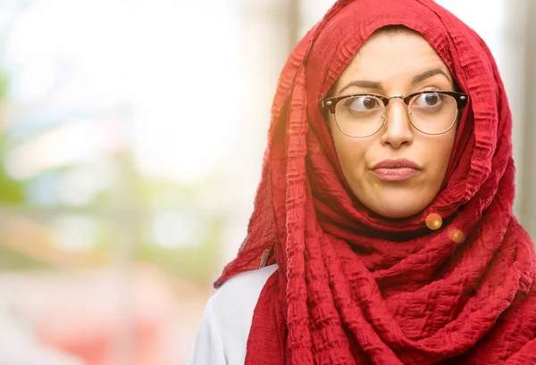 Genç Arap kadın giyiyor hijab şüphe ifade, şaşırtmak ve kavramı, belirsiz gelecek merak ediyorum