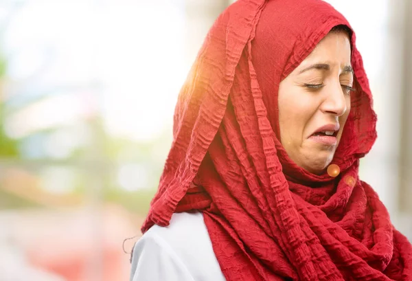Αραβικά Γυναίκα Φορούσε Μαντίλα Κλάμα Κατάθλιψη Γεμάτη Θλίψη Εκφράζει Θλιβερό — Φωτογραφία Αρχείου