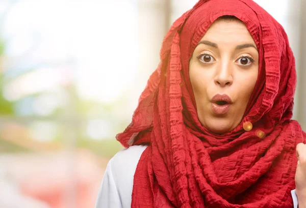 Mutlu ve yukarı dönük ifade wow jest tezahürat hijab giyen genç Arap kadın