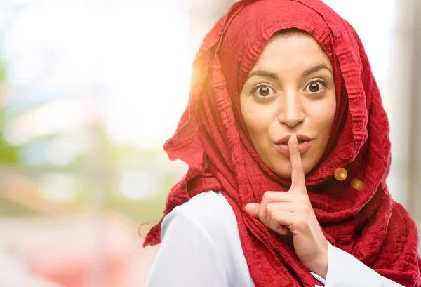 Девушка Хиджабе Указательным Пальцем Губах Просит Тишины Молчание Тайная Концепция — стоковое фото