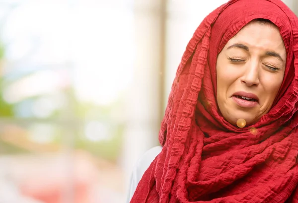 Depresif üzgün duygu ifade üzüntü dolu ağlıyor hijab giyen genç Arap kadın