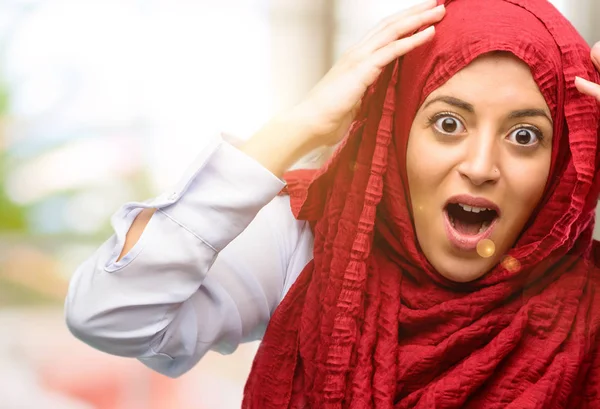 Mutlu ve ifade wow jest tezahürat hijab giyen genç Arap kadın