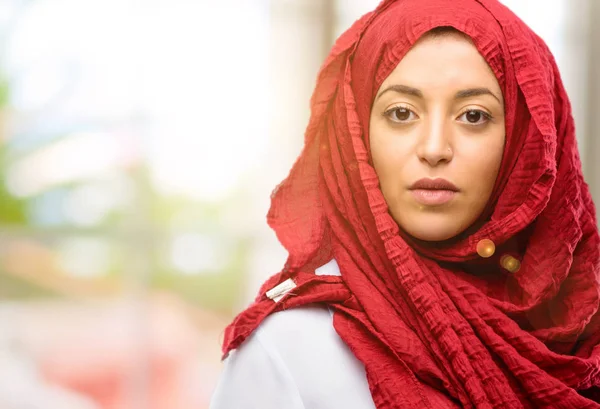 Młoda Kobieta Arabska Noszenie Hidżabu Pewnie Szczęśliwie Wielkim Uśmiechem Naturalny — Zdjęcie stockowe