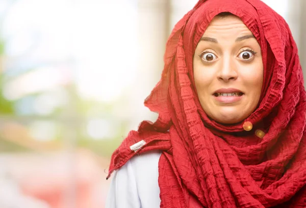 Kendinden emin ve mutlu bir büyük doğal gülümseme gülmek ile hijab giyen genç Arap kadın