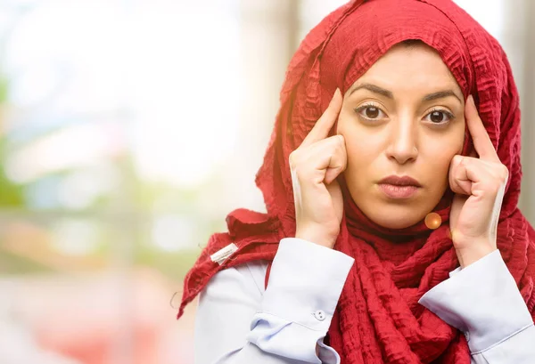 Молода Арабська Жінка Хіджабі Сумнівається Вираженні Заплутаності Дивуванні Концепції Невизначене — стокове фото