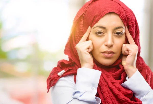 Jonge Arabische Vrouw Dragen Hijab Twijfel Expressie Verwarren Vraag Concept — Stockfoto