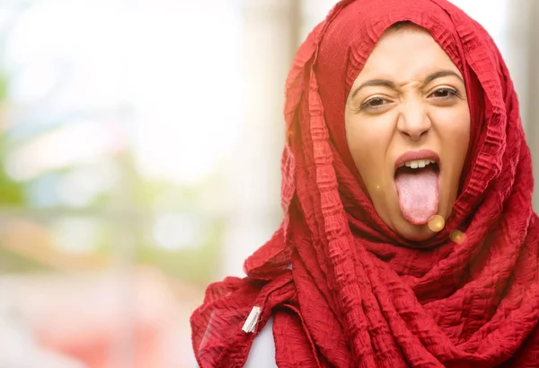 Αραβικά Γυναίκα Φορούσε Μαντίλα Κολλήσει Έξω Γλώσσα Κάμερα Ένδειξη Ανυπακοής — Φωτογραφία Αρχείου