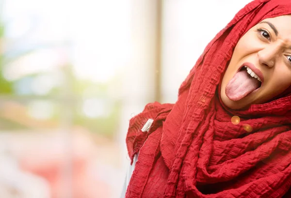 Kamera Işareti Itaatsizlik Protesto Saygısızlık Dilini Dışarı Yapışmasını Hijab Giyen — Stok fotoğraf