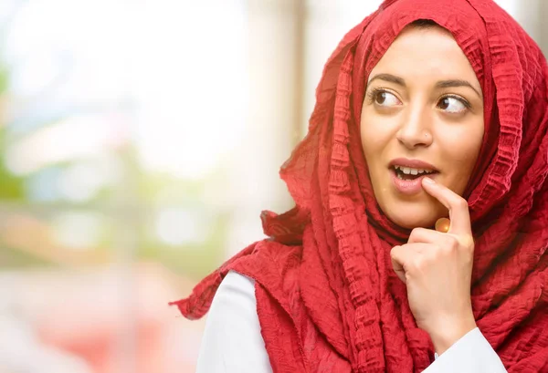 Kendinden emin ve mutlu bir büyük doğal gülümseme gülmek ile hijab giyen genç Arap kadın