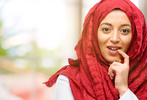 Jovem Árabe Mulher Vestindo Hijab Confiante Feliz Com Grande Sorriso — Fotografia de Stock