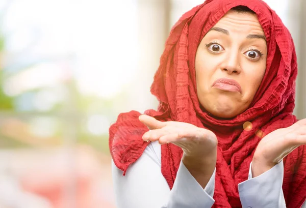 Αραβικά Γυναίκα Φοράει Μαντίλα Αμφιβολία Έκφραση Μπερδεύουν Και Αναρωτιέμαι Έννοια — Φωτογραφία Αρχείου