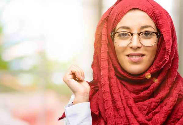 Молода Арабська Жінка Хіджабі Впевнена Щаслива Великою Природною Посмішкою Сміється — стокове фото