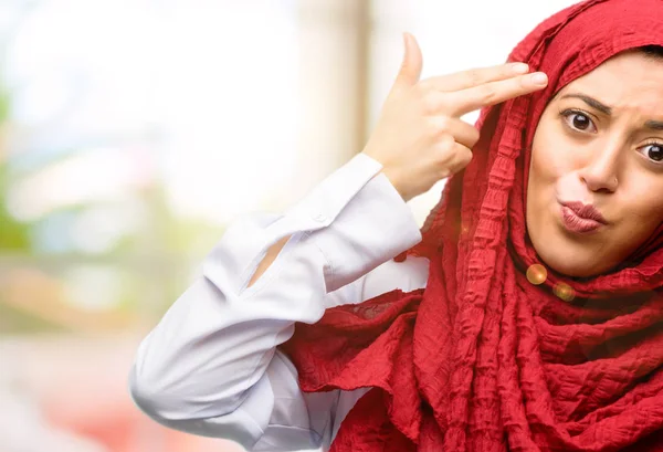 Mutsuz Hijab Giyen Genç Arap Kadın Intihar Jest Yapmak Her — Stok fotoğraf