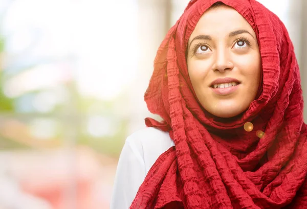 Jeune Femme Arabe Portant Hijab Confiant Heureux Avec Grand Sourire — Photo