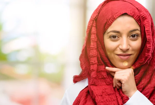 Młody Arab Kobieta Ubrana Hidżab Myślenia Myślących Inteligentnej Twarzy Wyrażając — Zdjęcie stockowe