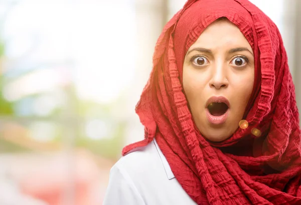 Молодая Арабская Женщина Носящая Хиджаб Напугана Удивлена Приветствием Выражающим Поразительный — стоковое фото