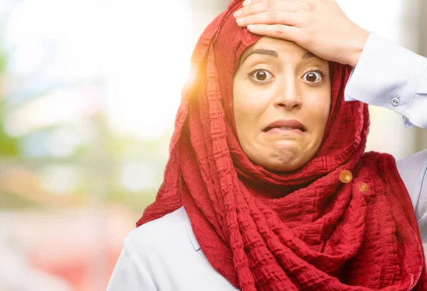 Çok korkmuş ve sinir anksiyete ve panik jest, bunalmış ifade hijab giyen genç Arap kadın