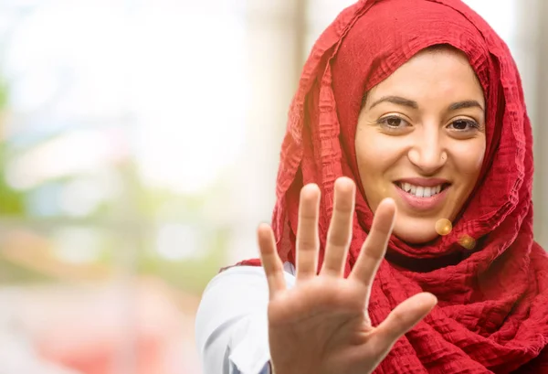 Αραβικά Γυναίκα Φορούσε Μαντίλα Αυξάνοντας Δάχτυλό Του Είναι Αριθμός Πέντε — Φωτογραφία Αρχείου