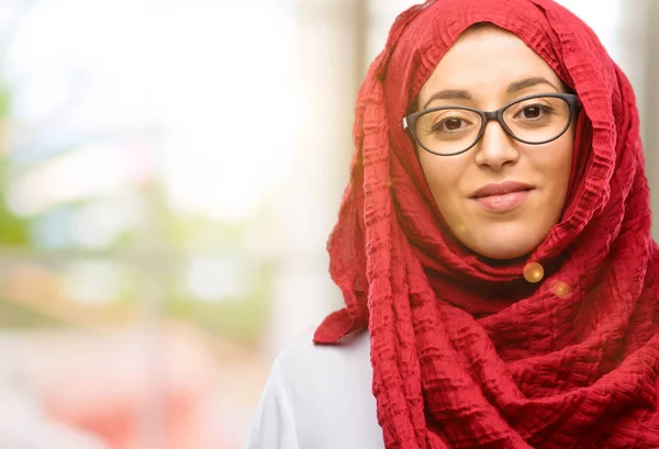 Kendinden emin ve mutlu bir büyük doğal gülümseme gülmek ile hijab giyen genç Arap kadın